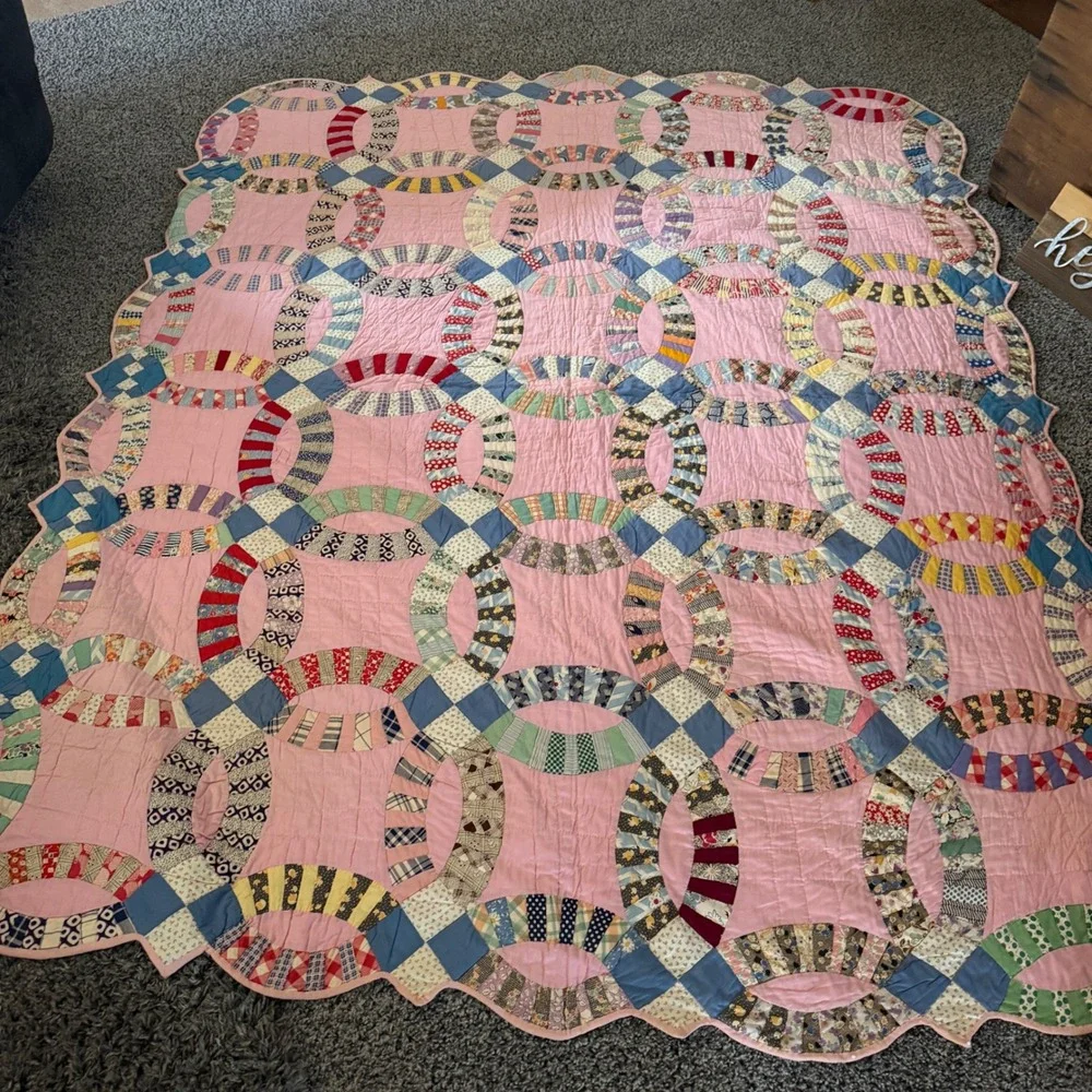 Vintage Handmade Double Wedding Ring Quilt Pink Scalloped Edge 84x70 Cotton